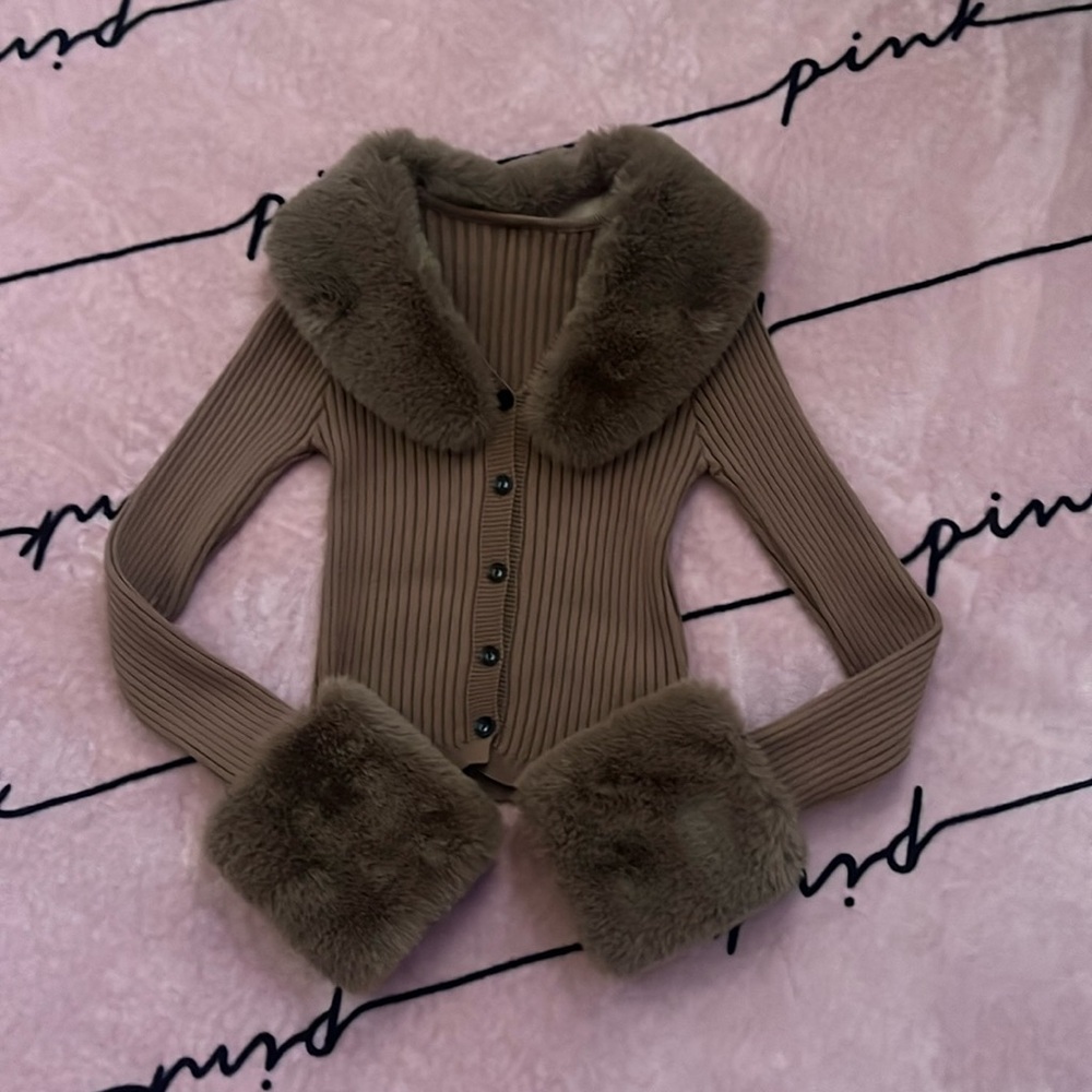 Ribbed Brown shirt with fur around collar and wrist (detachable)